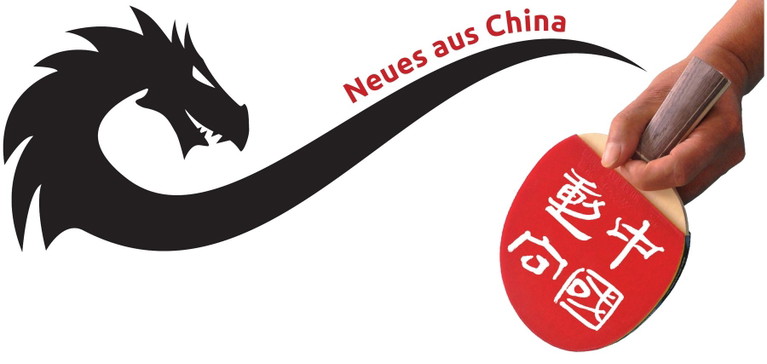 Neues aus China: Tusche-Drache und Hand mit rotem Schläger mit chinesischer Kalligrafie